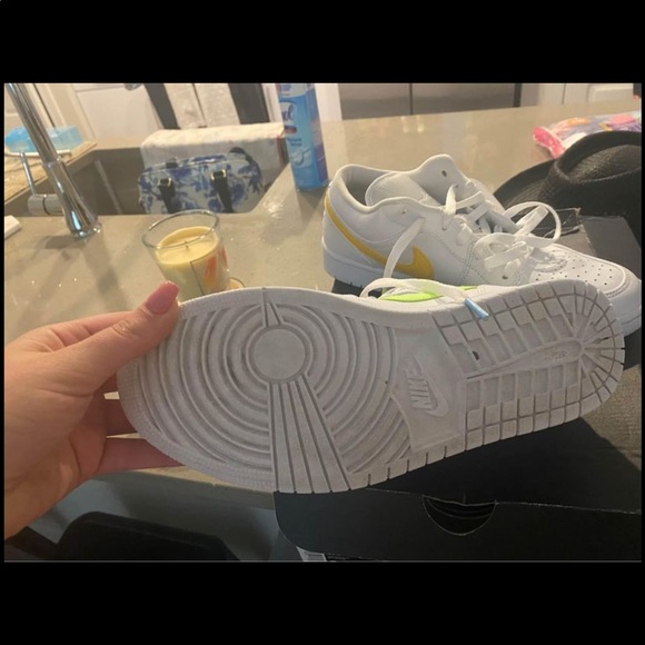 Jordans size 9.5 Men’s 11 woman’s - Picture 3 of 4